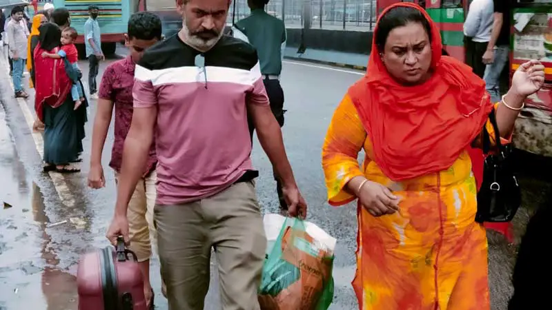 বৃষ্টিতে কর্মজীবি মানুষগুলো পড়ছে চরম দুর্ভোগে