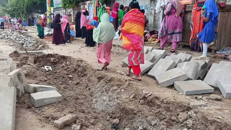 অত্যন্ত গুরুত্বপূর্ণ রাস্তায় সুয়ারেজ লাইনের কাজ চলছে ধীর গতিতে