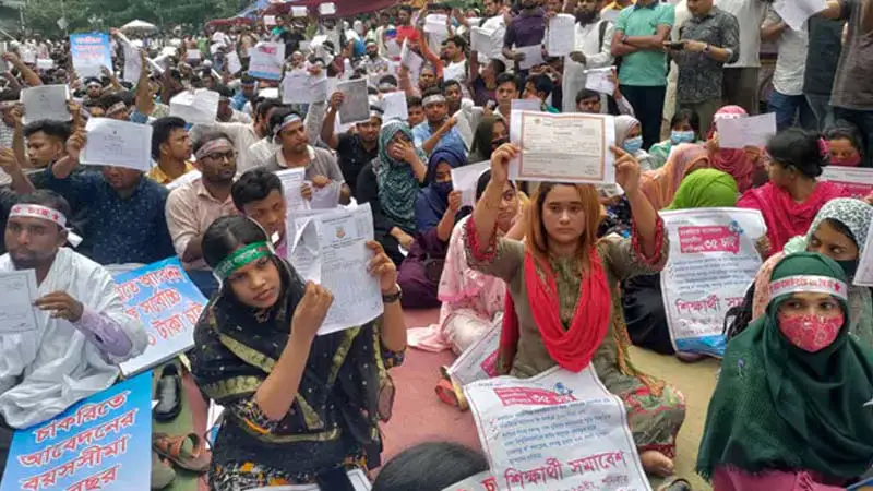 সনদ ছিঁড়ে দাবি আদায়ের আন্দোলন শিক্ষার্থীদের সনদ ছিঁড়ে দাবি আদায়ের আন্দোলন শিক্ষার্থীদের