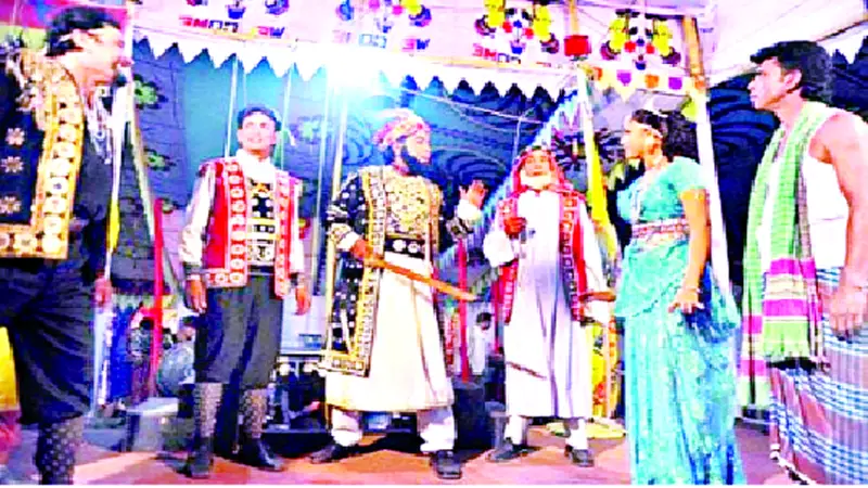 ধীরে ধীরে দৃষ্টির আড়ালে যাত্রাপালা ধীরে ধীরে দৃষ্টির আড়ালে যাত্রাপালা