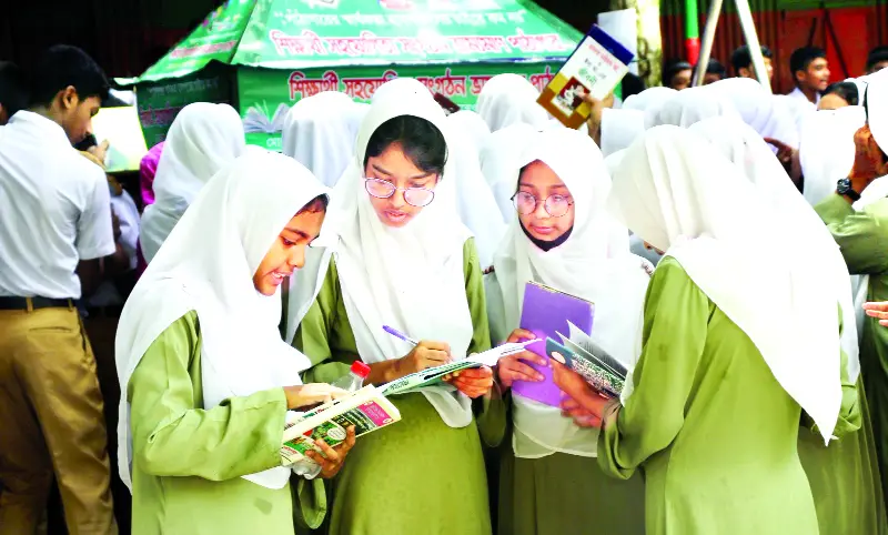 আলো ছড়াচ্ছে ভ্যান পাঠাগার আলো ছড়াচ্ছে ভ্যান পাঠাগার