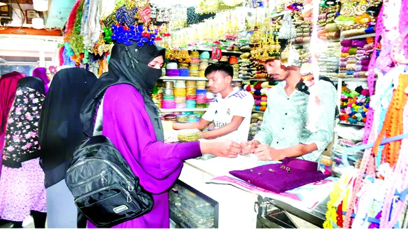 বরিশালে দোকানিরা হিমশিম খাচ্ছেন বরিশালে দোকানিরা হিমশিম খাচ্ছেন