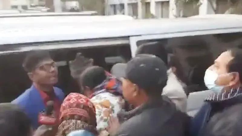ধর্ষণের শিকার তরুণীকে হাসপাতাল থেকে প্রকাশ্যে অপহরণ ধর্ষণের শিকার তরুণীকে হাসপাতাল থেকে প্রকাশ্যে অপহরণ
