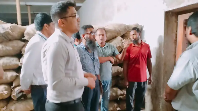 ২৭ টাকার আলু বিক্রি ৫০ টাকায়, অভিযানের খবরে লাপাত্তা বিক্রেতা ২৭ টাকার আলু বিক্রি ৫০ টাকায়, অভিযানের খবরে লাপাত্তা বিক্রেতা