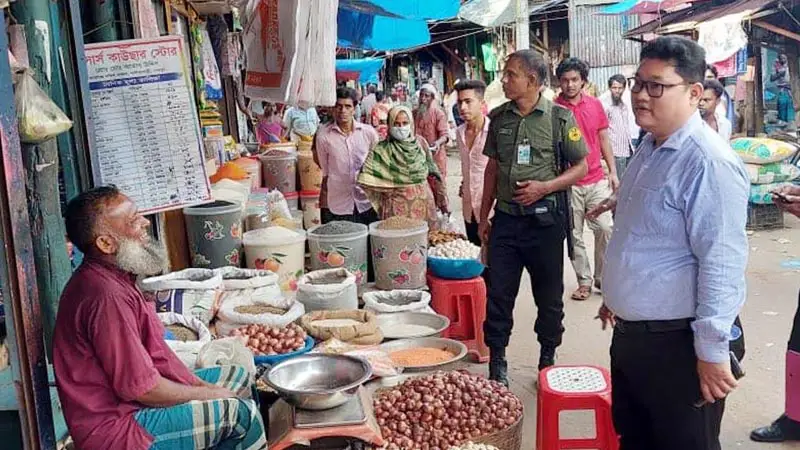 অধিক মূল্যে আলু, পেঁয়াজ ও ডিম বিক্রি করায় জরিমানা অধিক মূল্যে আলু, পেঁয়াজ ও ডিম বিক্রি করায় জরিমানা
