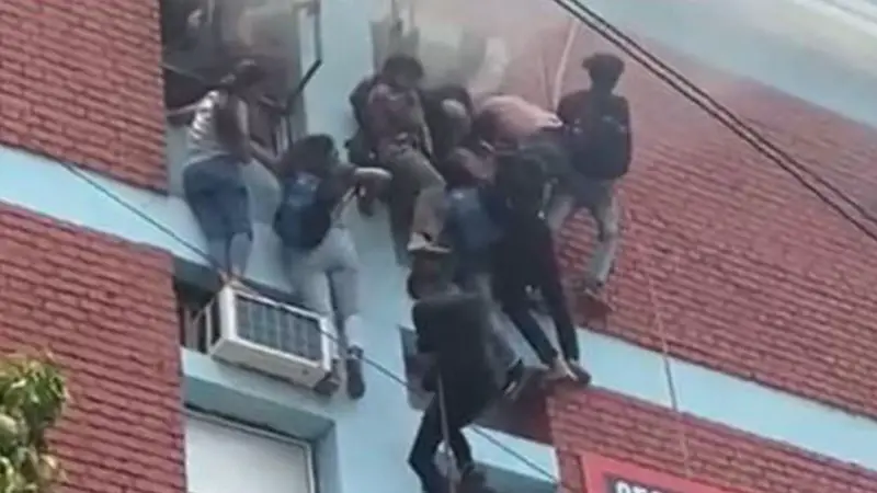 রশি বেয়ে নামলেন কিশোর-কিশোরীরা রশি বেয়ে নামলেন কিশোর-কিশোরীরা