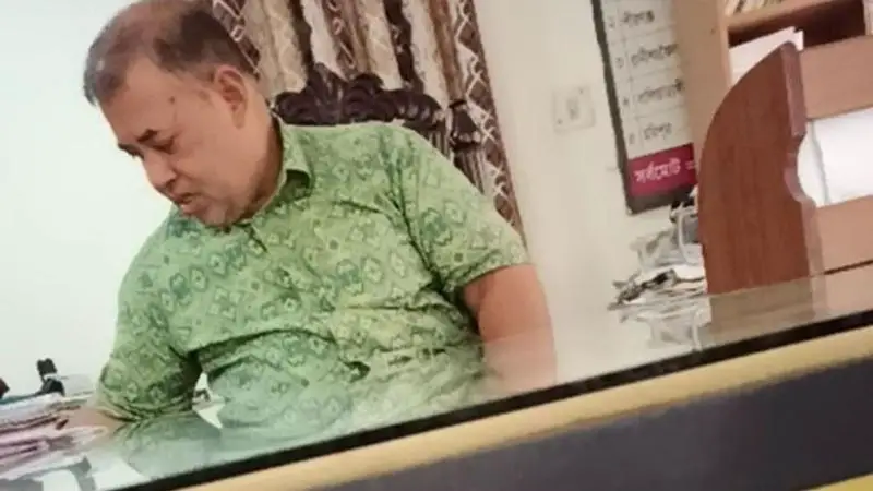 জেলা শিক্ষা অফিসার এখন প্রধান শিক্ষক! জেলা শিক্ষা অফিসার এখন প্রধান শিক্ষক!