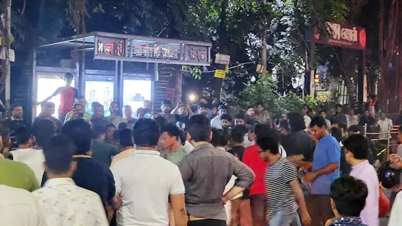 রাজধানীর তিন স্থানে বাসে আগুন, আটক ১ রাজধানীর তিন স্থানে বাসে আগুন, আটক ১