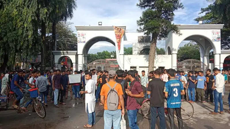 ইবিতে বহিষ্কারের পর ফটকে তালা, প্রেস রিলিজে সিদ্ধান্ত পরিবর্তন ইবিতে বহিষ্কারের পর ফটকে তালা, প্রেস রিলিজে সিদ্ধান্ত পরিবর্তন