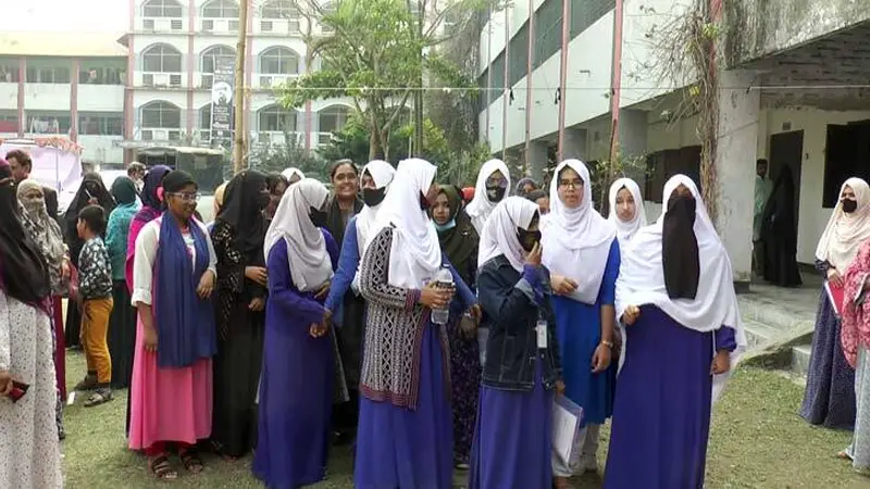 প্রশ্নপত্র আধা ঘণ্টা দেরিতে বিতরণ, শিক্ষককে অব্যাহতি প্রশ্নপত্র আধা ঘণ্টা দেরিতে বিতরণ, শিক্ষককে অব্যাহতি