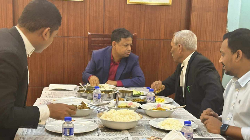 এবার ডিবি অফিসে খাবার খেলেন শাহজাহান ওমর এবার ডিবি অফিসে খাবার খেলেন শাহজাহান ওমর