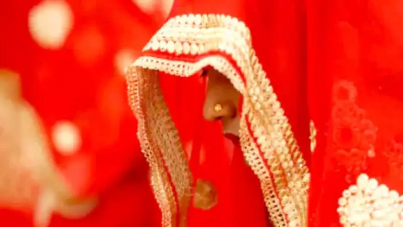 বিয়ে করতে আসা প্রবাসী দুই বরকে ৩৫ হাজার টাকা জরিমানা বিয়ে করতে আসা প্রবাসী দুই বরকে ৩৫ হাজার টাকা জরিমানা