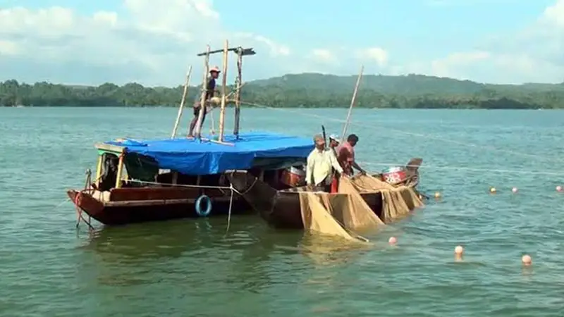 নিষেধাজ্ঞার পর কাপ্তাই হ্রদে মাছ ধরা শুরু নিষেধাজ্ঞার পর কাপ্তাই হ্রদে মাছ ধরা শুরু