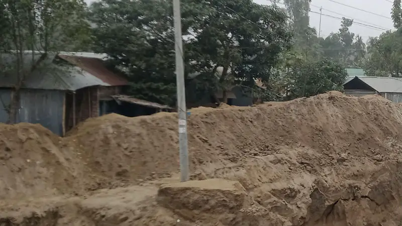 বাঁধের মাঝে বিদ্যুতের খুঁটি, অপসারণ না করেই বাঁধ নির্মাণ বাঁধের মাঝে বিদ্যুতের খুঁটি, অপসারণ না করেই বাঁধ নির্মাণ
