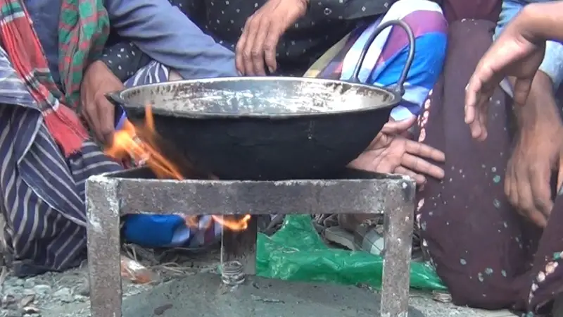 নলকূপের পাইপ দিয়ে বের হচ্ছে গ্যাস, রান্না হচ্ছে খিচুড়ি-ডিম ভাজি নলকূপের পাইপ দিয়ে বের হচ্ছে গ্যাস, রান্না হচ্ছে খিচুড়ি-ডিম ভাজি