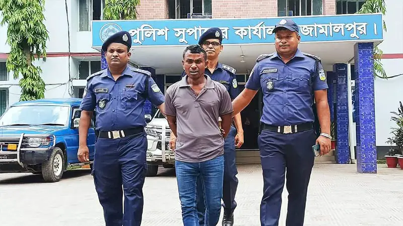 অস্ত্র-গুলিসহ এক সন্ত্রাসী গ্রেপ্তার অস্ত্র-গুলিসহ এক সন্ত্রাসী গ্রেপ্তার