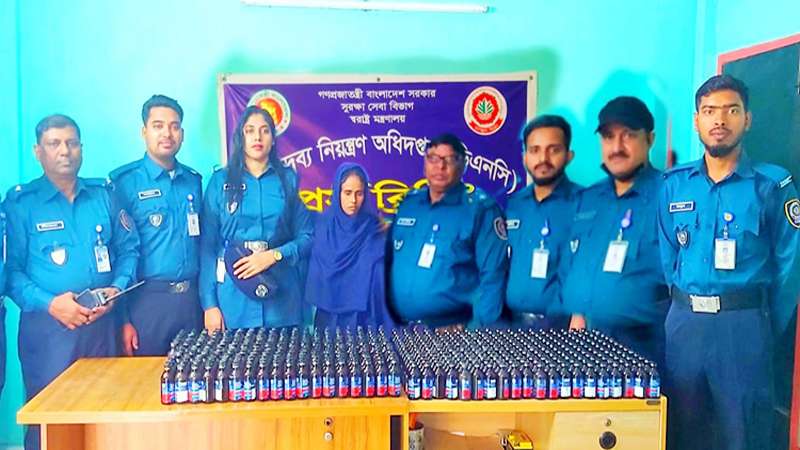 পালালেন স্বামী, ফেনসিডিলসহ গ্রেফতার স্ত্রী পালালেন স্বামী, ফেনসিডিলসহ গ্রেফতার স্ত্রী