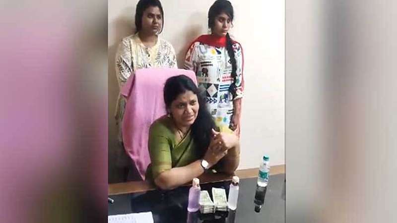 ঘুষের টাকাসহ হাতেনাতে ধরা সরকারি কর্মকর্তা ঘুষের টাকাসহ হাতেনাতে ধরা সরকারি কর্মকর্তা
