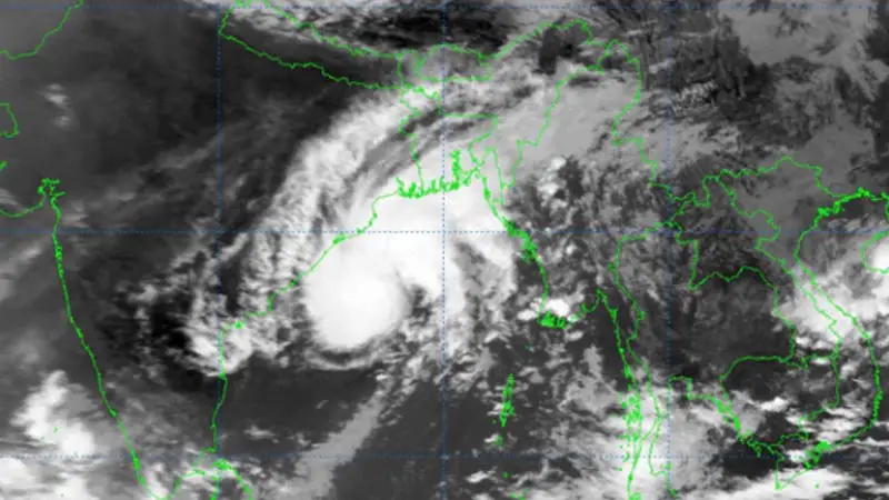 ঘূর্ণিঝড়ের প্রভাব শুরু, আঘাত হানবে উপকূলে!
