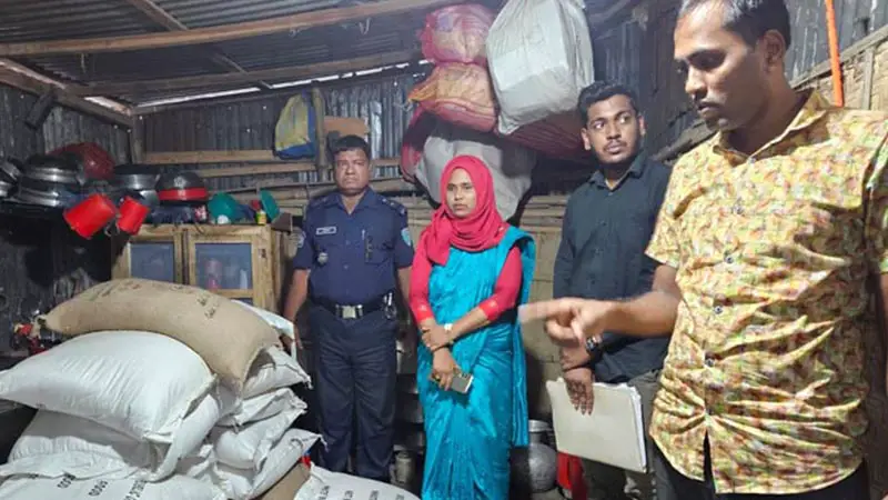 চেয়ারম্যানের ভাইয়ের রান্না ঘরে ১৩৫ বস্তা সরকারি চাল চেয়ারম্যানের ভাইয়ের রান্না ঘরে ১৩৫ বস্তা সরকারি চাল
