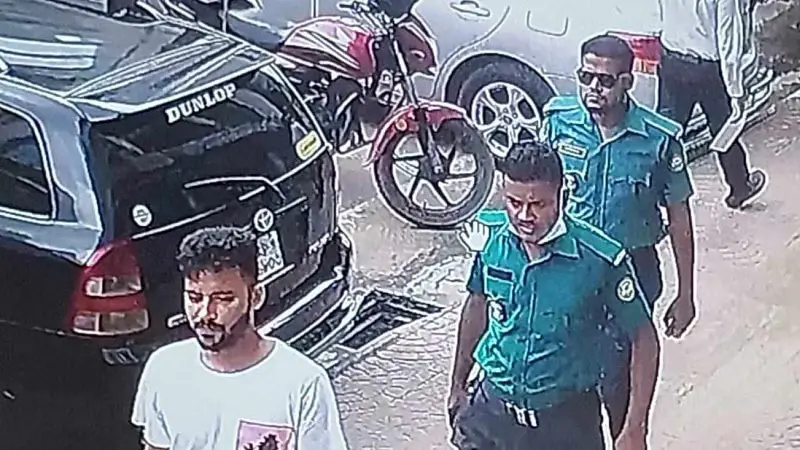 ব্যাংকে ঢুকে ২০ লাখ টাকা ছিনতাই, দুই পুলিশ কনস্টেবলসহ গ্রেপ্তার ৫ ব্যাংকে ঢুকে ২০ লাখ টাকা ছিনতাই, দুই পুলিশ কনস্টেবলসহ গ্রেপ্তার ৫