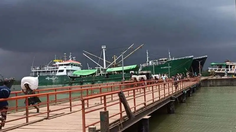 রাখাইন থেকে টেকনাফে ভিড়ছে পণ্যবাহী জাহাজ রাখাইন থেকে টেকনাফে ভিড়ছে পণ্যবাহী জাহাজ