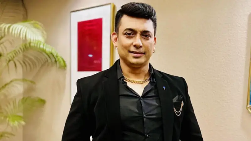 বিনা অনুমতিতে নায়িকার হাত ধরলেন জায়েদ খান