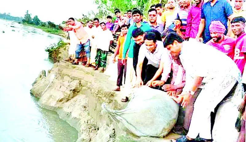 গোবিন্দগঞ্জে জিও ব্যাগ ফেলে বন্যানিয়ন্ত্রণ বাঁধ রক্ষার চেষ্টা গোবিন্দগঞ্জে জিও ব্যাগ ফেলে বন্যানিয়ন্ত্রণ বাঁধ রক্ষার চেষ্টা