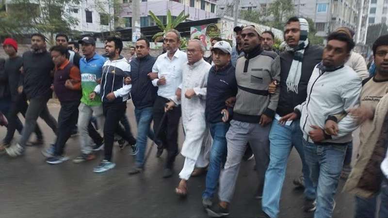 ‘আত্মগোপনে’ থাকা রিজভীর নেতৃত্বে রাজশাহীতে ঝটিকা মিছিল ‘আত্মগোপনে’ থাকা রিজভীর নেতৃত্বে রাজশাহীতে ঝটিকা মিছিল