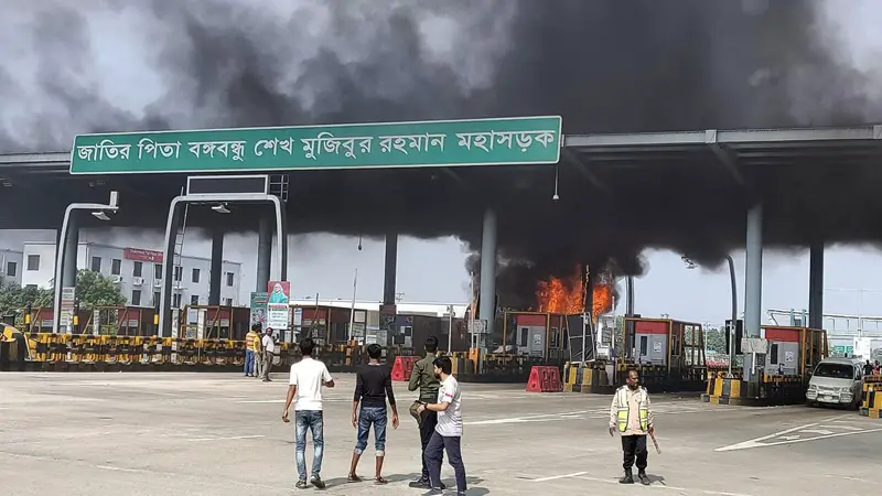 ঢাকা-মাওয়া এক্সপ্রেসওয়ে বাসে আগুন, আহত ৩ ঢাকা-মাওয়া এক্সপ্রেসওয়ে বাসে আগুন, আহত ৩