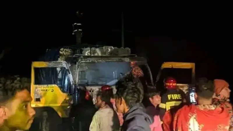 তাদের পা ধরে কেঁদেছি তাদের পা ধরে কেঁদেছি