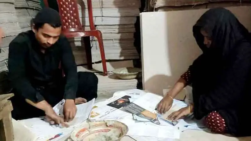 কাগজের ঠোঙা তৈরি করেই দম্পতির আয় ৪০ হাজার কাগজের ঠোঙা তৈরি করেই দম্পতির আয় ৪০ হাজার