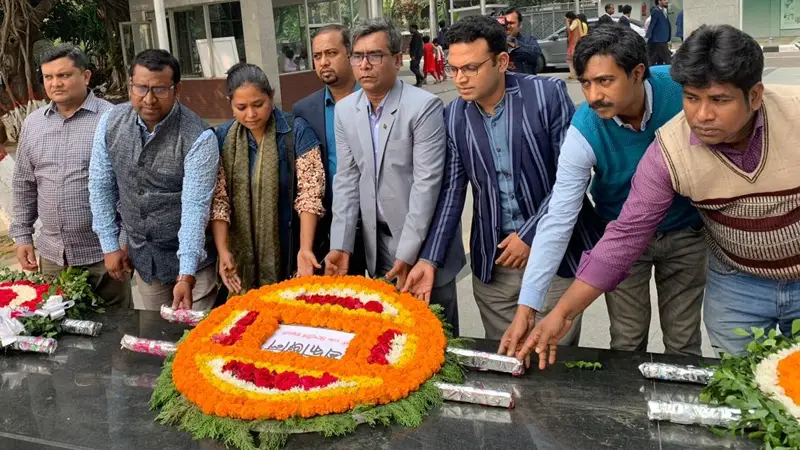 বঙ্গবন্ধুর প্রতিকৃতিতে ডিআরইউ নেতৃবৃন্দের শ্রদ্ধা বঙ্গবন্ধুর প্রতিকৃতিতে ডিআরইউ নেতৃবৃন্দের শ্রদ্ধা