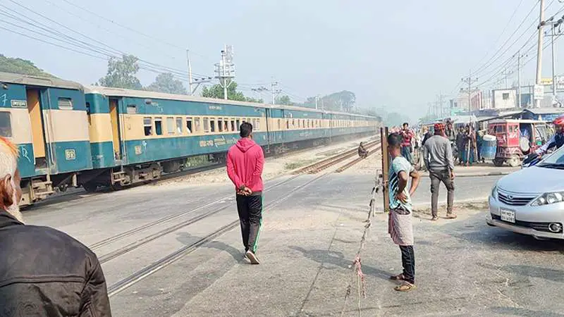 আড়াই ঘণ্টা পর ঢাকা-চট্টগ্রাম ট্রেন চলাচল স্বাভাবিক আড়াই ঘণ্টা পর ঢাকা-চট্টগ্রাম ট্রেন চলাচল স্বাভাবিক