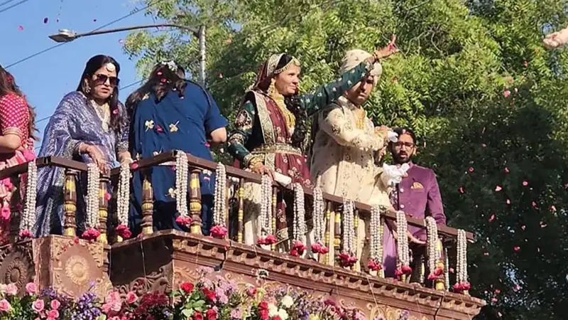 ২০০ কোটির সম্পত্তি বিলিয়ে সন্ন্যাসী হলেন যে দম্পতি ২০০ কোটির সম্পত্তি বিলিয়ে সন্ন্যাসী হলেন যে দম্পতি