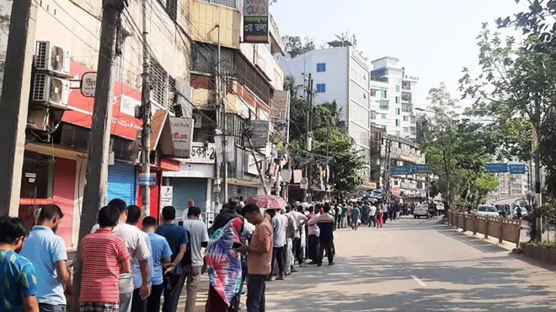 ফের ৫৯৫ টাকায় গরুর মাংস, কিনতে খলিলের দোকানে দীর্ঘ লাইন ফের ৫৯৫ টাকায় গরুর মাংস, কিনতে খলিলের দোকানে দীর্ঘ লাইন