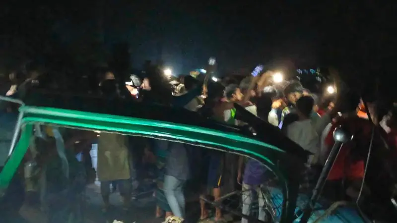 একই রাতে মাইক্রোবাস-ট্রাক-অটোরিকশার সংঘর্ষে প্রাণ গেল ৬ জনের একই রাতে মাইক্রোবাস-ট্রাক-অটোরিকশার সংঘর্ষে প্রাণ গেল ৬ জনের