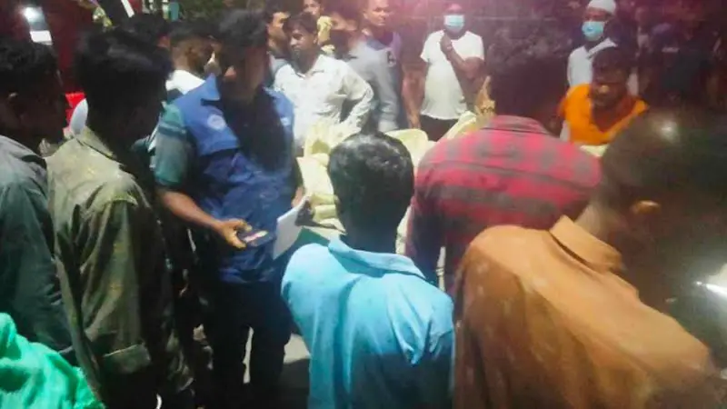 ট্রাকের ধাক্কায় প্রাণ গেল পিতা-পুত্রের ট্রাকের ধাক্কায় প্রাণ গেল পিতা-পুত্রের