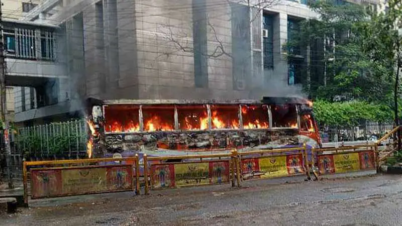 বৃষ্টির মধ্যেই শাহবাগে বাসে আগুন বৃষ্টির মধ্যেই শাহবাগে বাসে আগুন