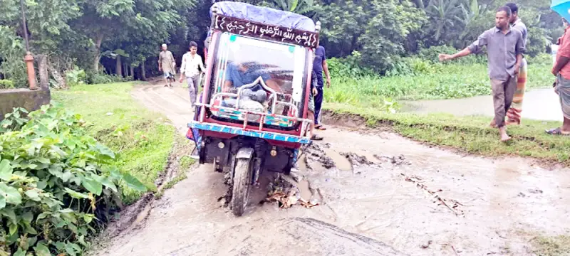 অসম্পন্ন রাস্তায় দুর্ভোগ