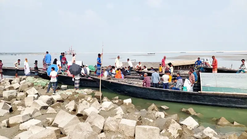 ব্রহ্মপুত্র নদে নাব্য সংকটে বন্ধ লঞ্চ চলাচল ব্রহ্মপুত্র নদে নাব্য সংকটে বন্ধ লঞ্চ চলাচল