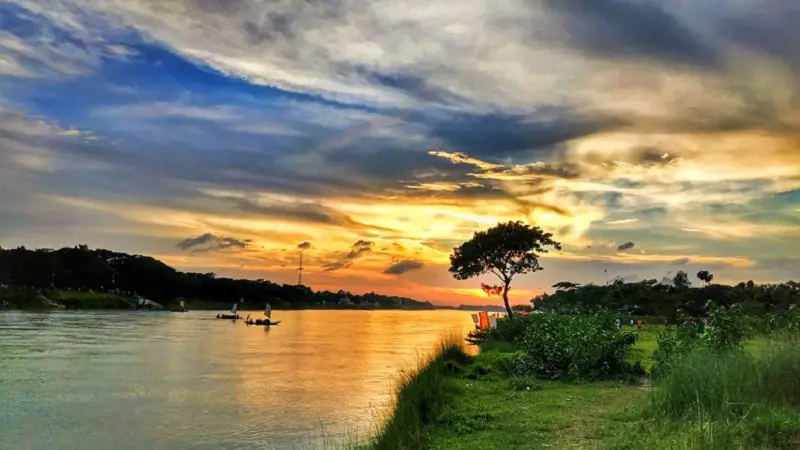 শিশু সন্তানকে বাঁচাতে মায়ের নদীতে ঝাঁপ শিশু সন্তানকে বাঁচাতে মায়ের নদীতে ঝাঁপ