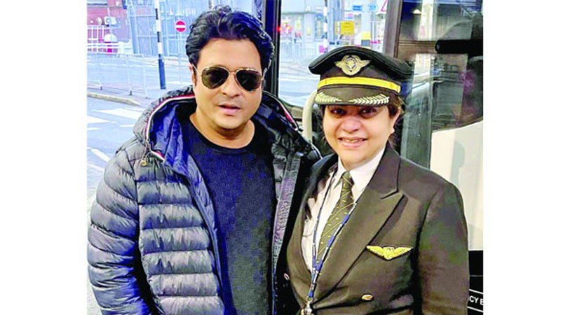 স্ত্রীর বিচক্ষণতায় প্রাণ বাঁচল বিমান যাত্রীদের, ফেসবুকে ফেরদৌসের পোস্ট
