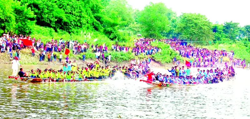 মনু নদীর দুই তীরে উৎসাহী জনতার বাঁধভাঙা উচ্ছ্বাস মনু নদীর দুই তীরে উৎসাহী জনতার বাঁধভাঙা উচ্ছ্বাস