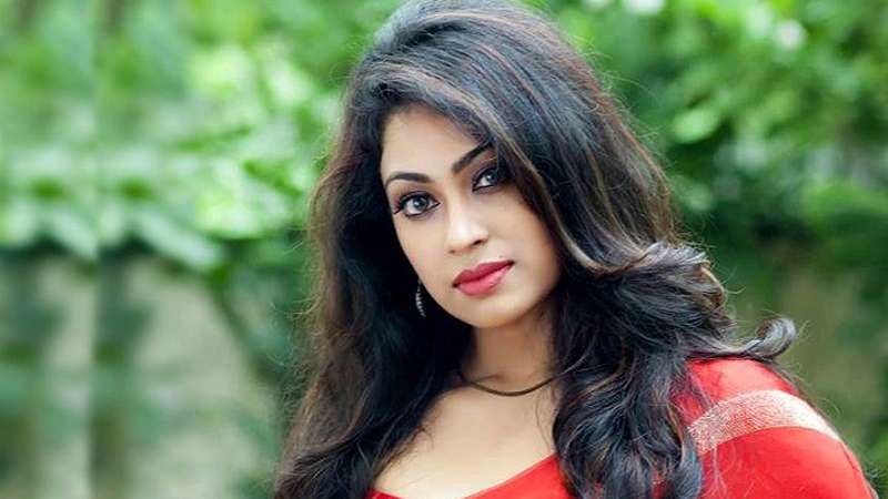 শেষবারের মতো লুকিয়ে বাবাকে দেখতে গেলেন পপি শেষবারের মতো লুকিয়ে বাবাকে দেখতে গেলেন পপি