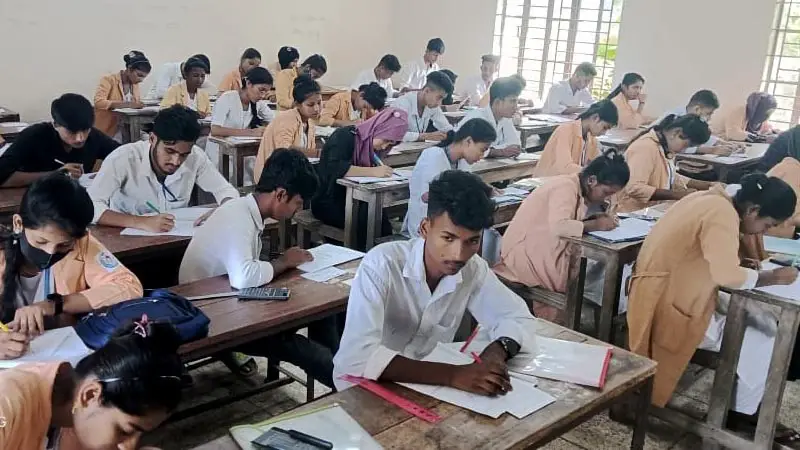 রাষ্ট্রীয় ছুটির দিনে কলেজে পরীক্ষা, সর্বত্র সমালোচনা রাষ্ট্রীয় ছুটির দিনে কলেজে পরীক্ষা, সর্বত্র সমালোচনা