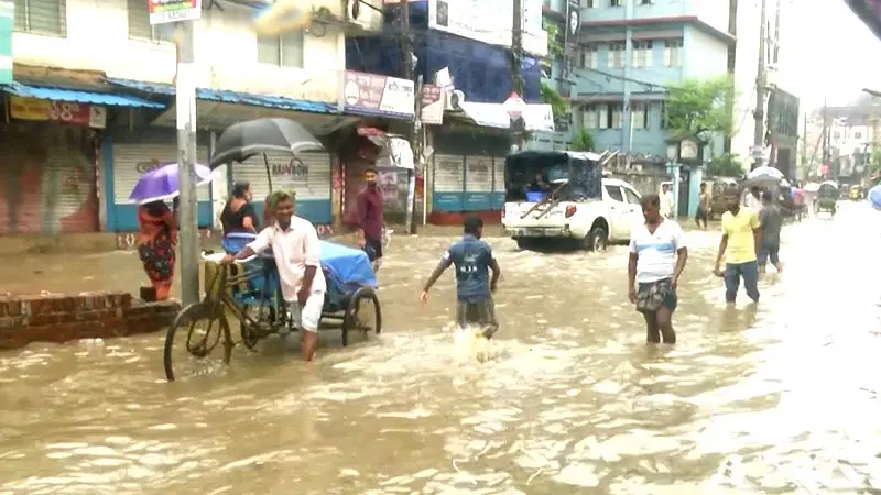 কক্সবাজারে ৮ উপজেলায় ৩ লাখ মানুষ পানিবন্দী কক্সবাজারে ৮ উপজেলায় ৩ লাখ মানুষ পানিবন্দী