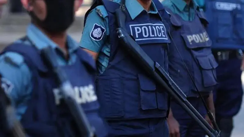 ট্রাকের চাকায় পৃষ্ট হয়ে পুলিশ সদস্যর হাত বিচ্ছিন্ন ট্রাকের চাকায় পৃষ্ট হয়ে পুলিশ সদস্যর হাত বিচ্ছিন্ন