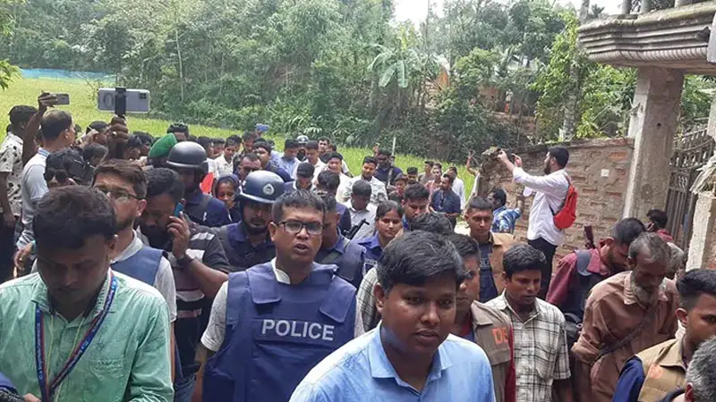 জঙ্গি সন্দেহে ১৭ জনকে আটক করল জনতা জঙ্গি সন্দেহে ১৭ জনকে আটক করল জনতা