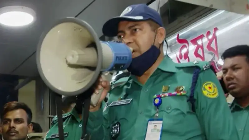 রাজধানীর বিভিন্ন রেস্টুরেন্টে পুলিশের অভিযান, আটক ৩৫ রাজধানীর বিভিন্ন রেস্টুরেন্টে পুলিশের অভিযান, আটক ৩৫